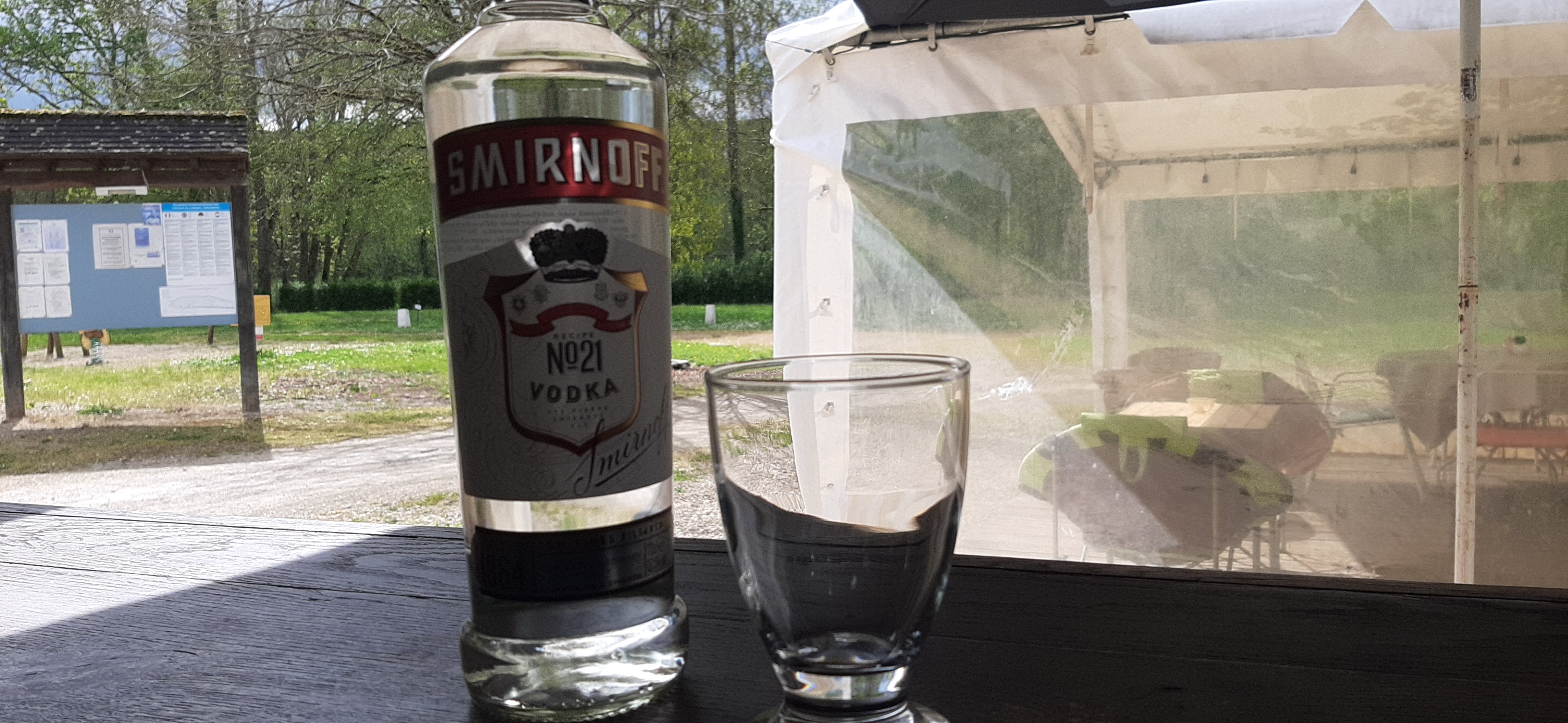 Photo d'une bouteille de Vodka et un verre